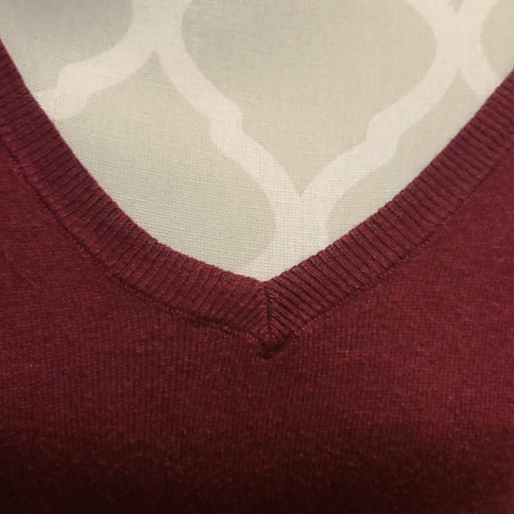 American eagle Burgundy vneck sweater - Picture 4 of 8